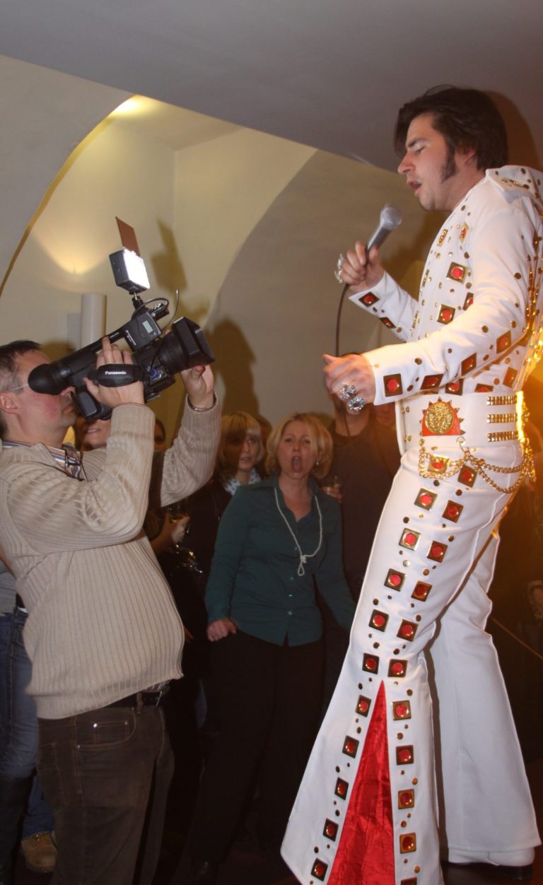 Elvis-Imitator singt vor Kameramann