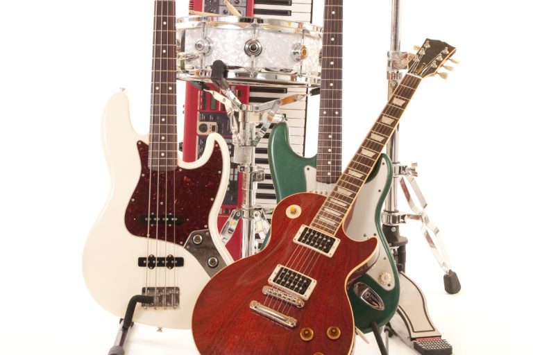 Verschiedene Musikinstrumente: E-Gitarre, E-Bass und Schlagzeug.