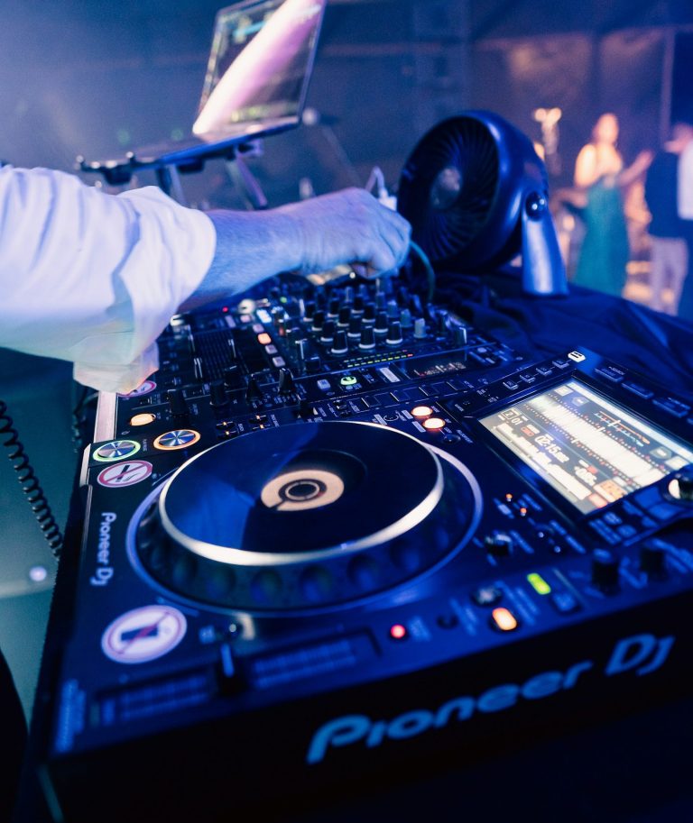 DJ Schlagerparty DJ, der auf einer Schlagerparty mixt.