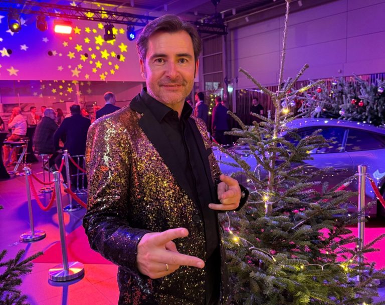 Schlagersänger in glitzerndem Bühnenoutfit