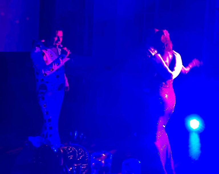 Elvis Imitator im blauen Bühnenlicht