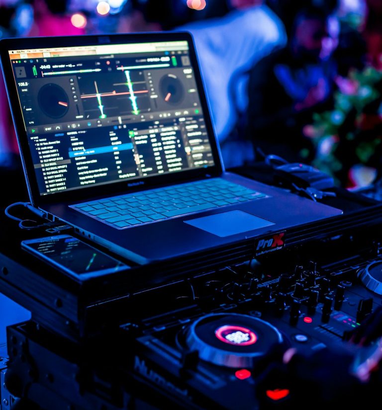 DJ für Geburtstagsfeier DJ Service am Mischpult bei einer Geburtstagsfeier in Österreich