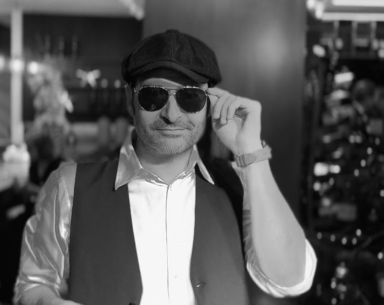 Italienischer Sänger mit Sonnenbrille