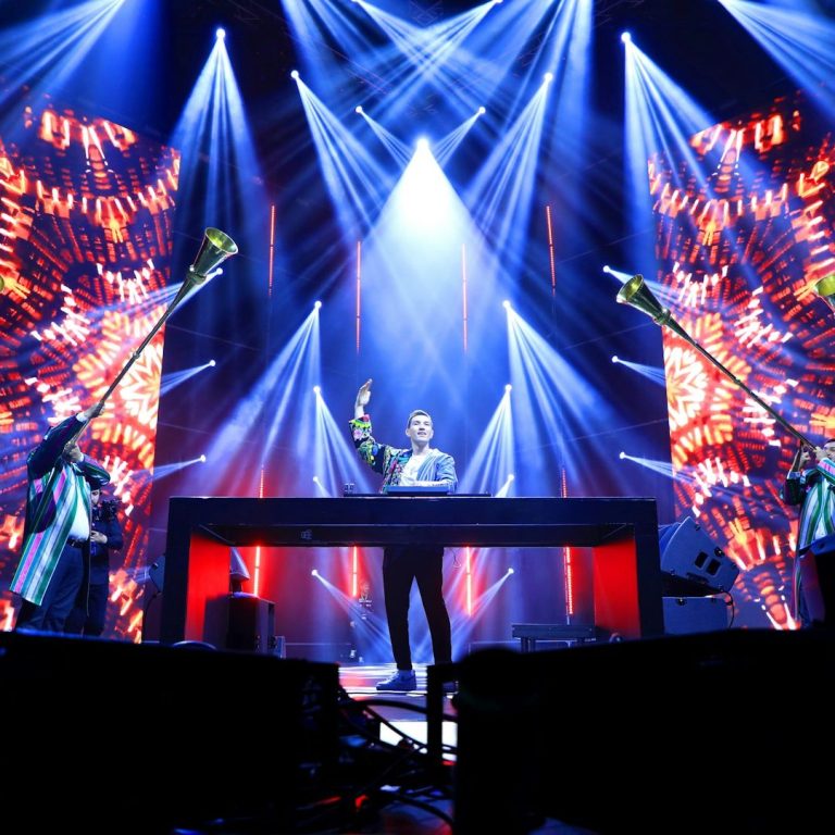 Schlagersänger und DJ bei Schlagerabend