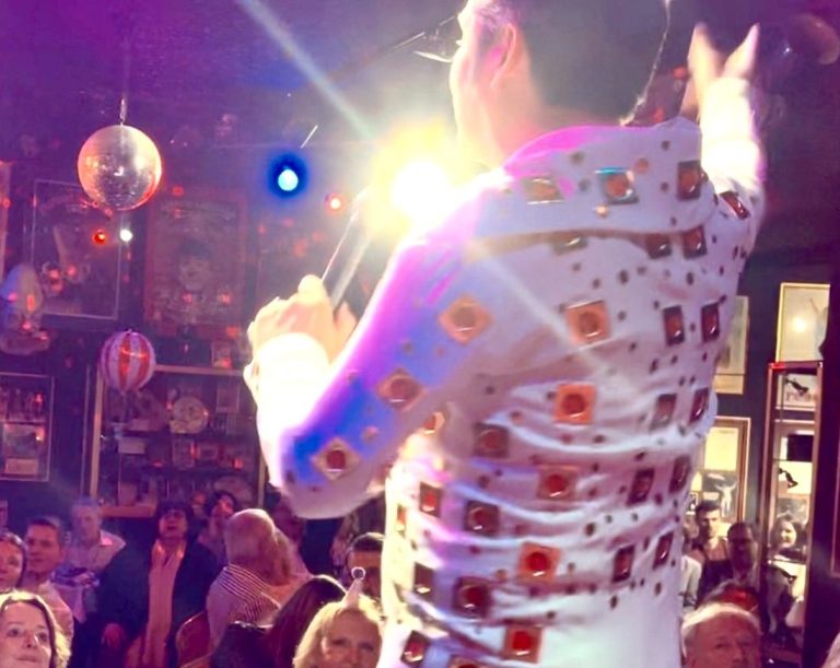 Elvis Entertainer Elvis Imitator auf Showbühne