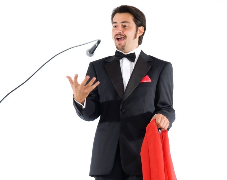 Frank Sinatra Cover Sänger im eleganten Smokingoutfit