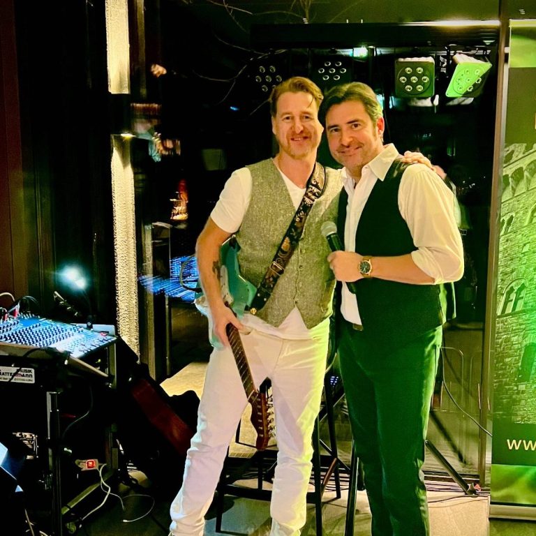Austropop Duo Austropop Duo mit Sänger und Gitarrist bei einem Event