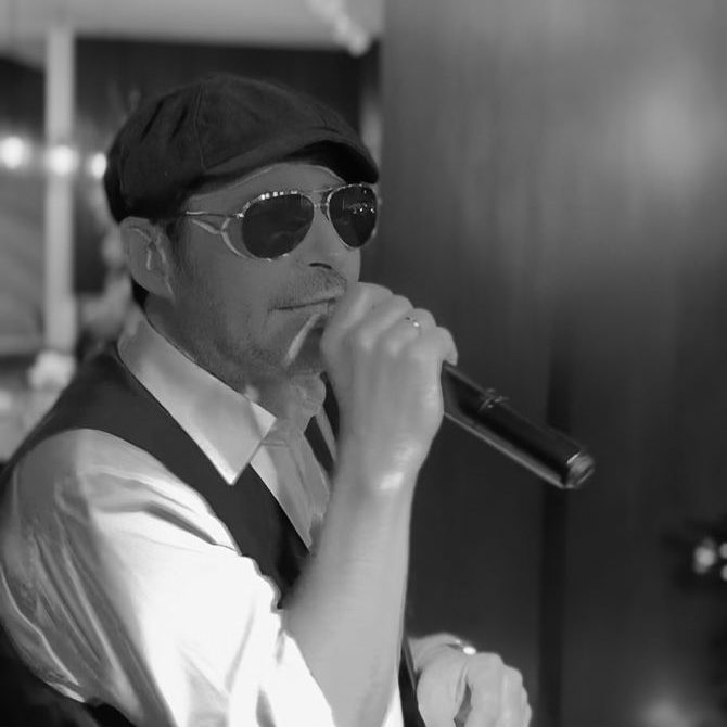 Adriano Celentano Sänger singt bei einer Weihnachtsfeier