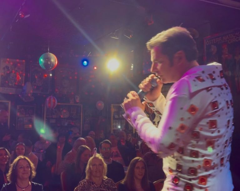 Elvis Sänger vor begeistertem Publikum.