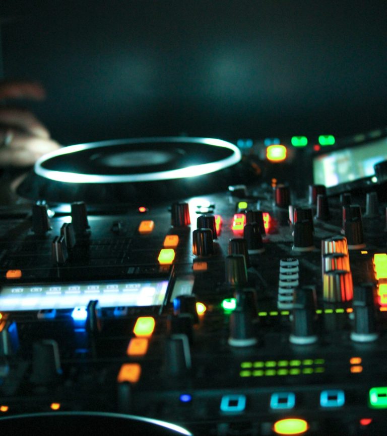 Kult-DJ von Einfach Event legt live auf einer Party in Österreich auf.