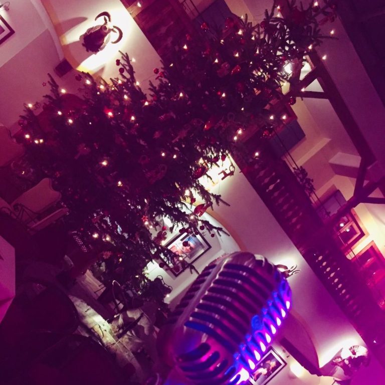 Weihnachtsbaum mit Mikrofon