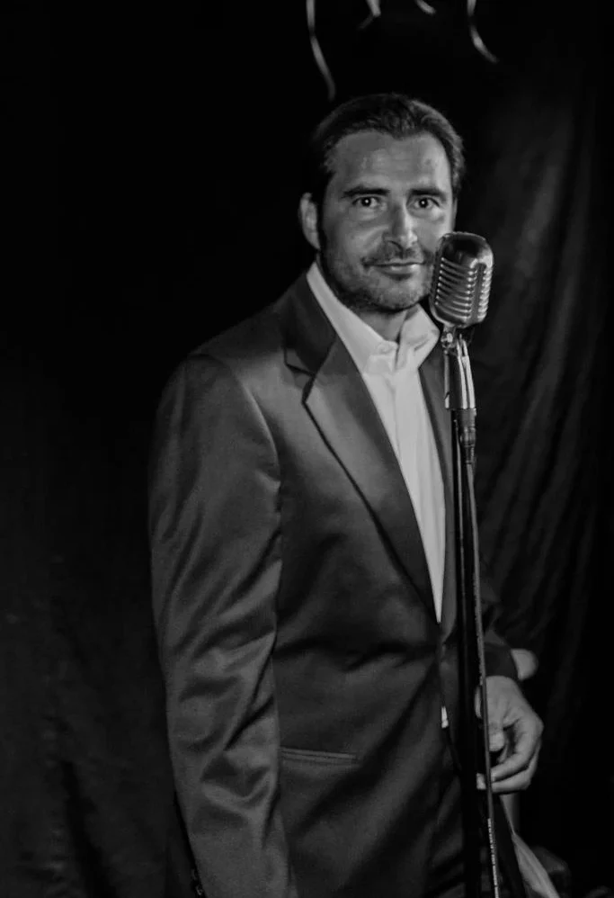 Frank Sinatra Sänger Frank Sinatra Tribute und Cover Sänger singt im Smoking bei einer Galaveranstaltung