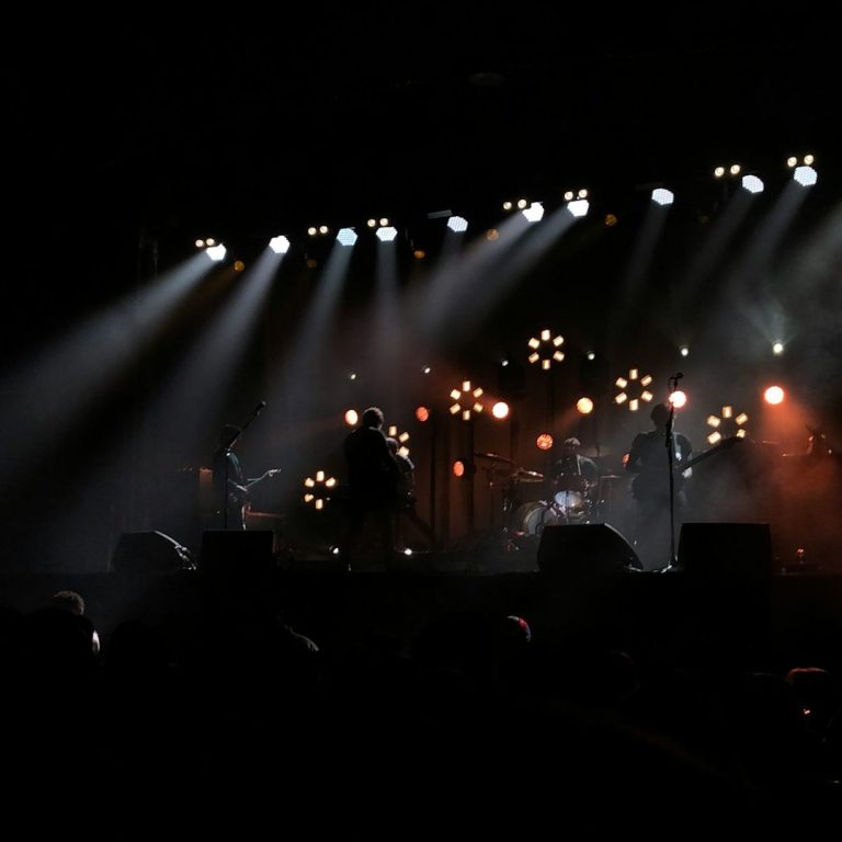 Sänger mit Band bei Konzert