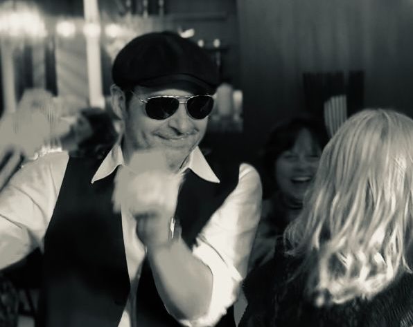 Sänger im Celentano Outfit