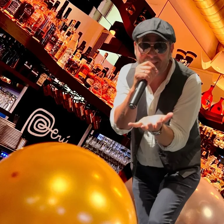 Solo-Sänger sorgt für stimmungsvolle Live-Musik beim Event-Sektempfang