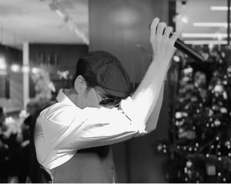 italienischer Entertainer Italo Sänger mit Mikrofon