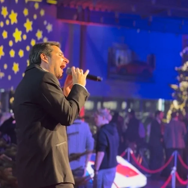 Entertainer im Smoking Outfit singt bei Weihnachtsfeier