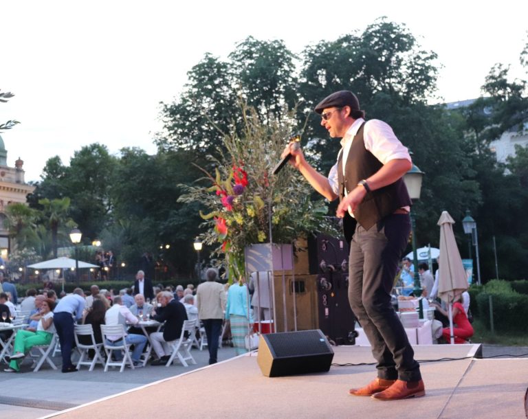 Entertainer buchen Entertainer singt auf einer Showbühne.